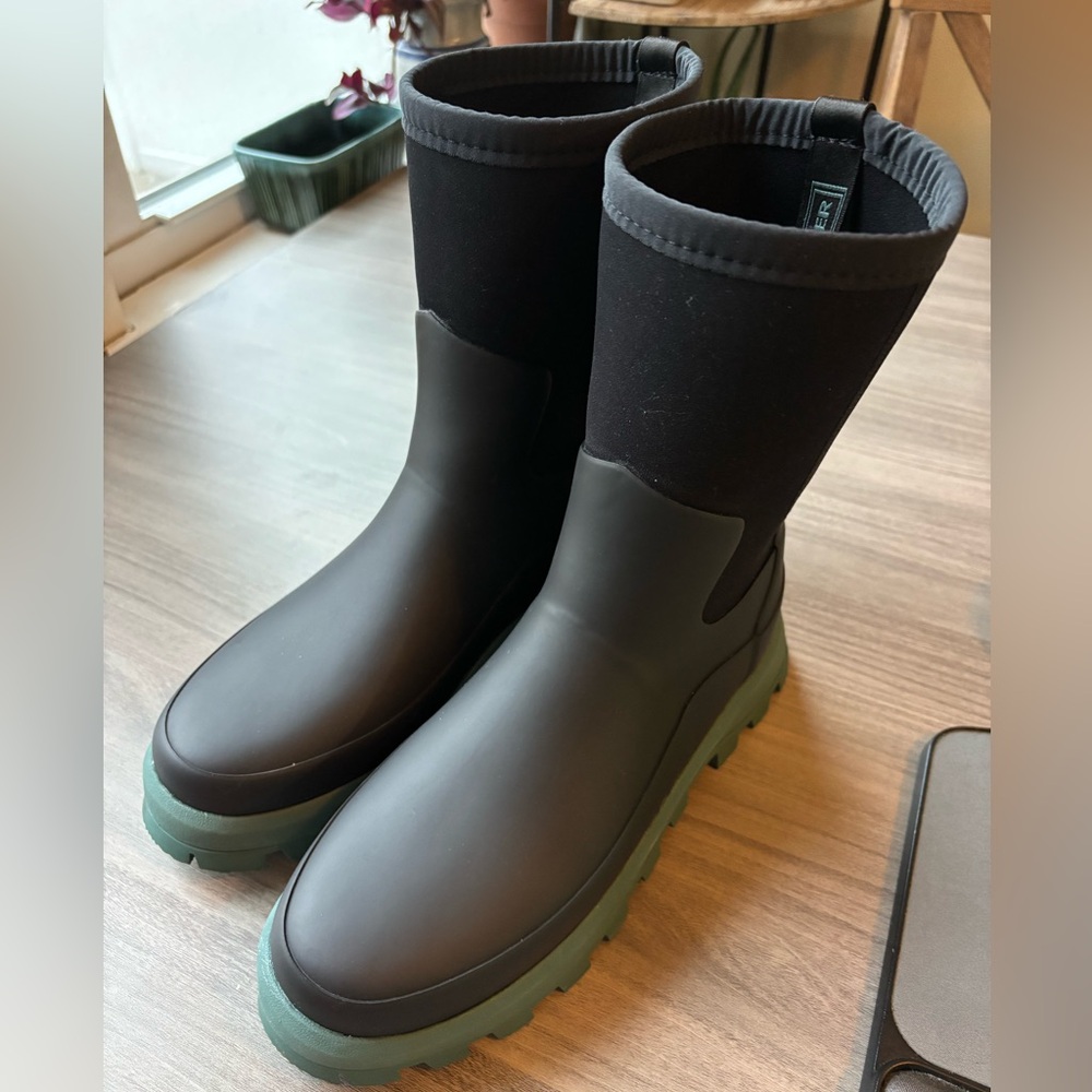 Hunter City Explorer Boots black and tear. Size 8US women.
